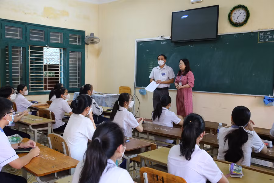 Lãnh đạo Sở GD&amp;ĐT tỉnh Quảng Trị chúc các thí sinh an tâm, bình tĩnh để làm bài thi đạt kết quả cao nhất.
