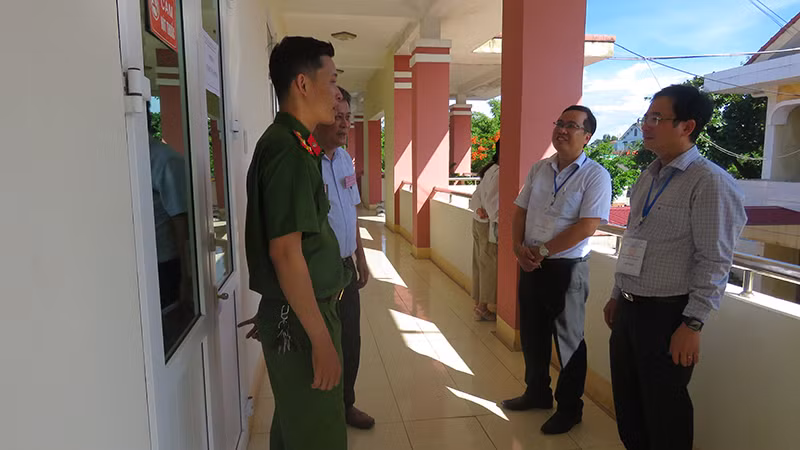 Lãnh đạo Sở GD&amp;ĐT tỉnh Quảng Bình đã kiểm tra công tác chuẩn bị cho kỳ thi tuyển sinh vào lớp 10. Ảnh: Hà Anh.