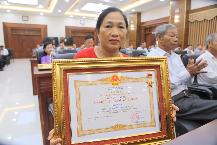 Bà Nguyễn Thị Lan tự hào khi Nhà nước ghi nhận những hy sinh của bà nội. Bà Nguyễn Thị Lan tự hào khi Nhà nước ghi nhận những hy sinh của bà nội.