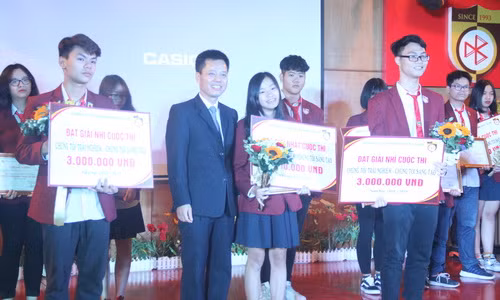 Vũ Nguyệt Anh - đại diện nhóm (ở giữa) lên nhận tiền thưởng và Giấy chứng nhận đoạt giải Nhất cuộc thi từ Ban tổ chức Vũ Nguyệt Anh - đại diện nhóm (ở giữa) lên nhận tiền thưởng và Giấy chứng nhận đoạt giải Nhất cuộc thi từ Ban tổ chức