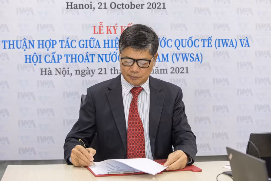 Chủ tịch Hội Cấp thoát nước Việt Nam Nguyễn Ngọc Điệp ký chứng kiến thỏa thuận hợp tác.