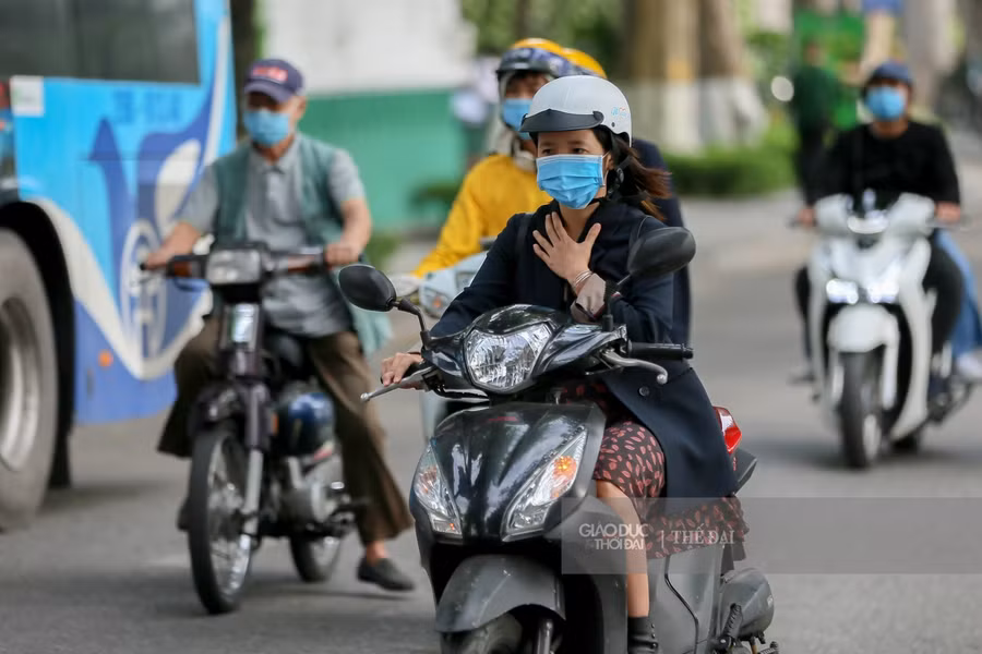 Trong buổi sáng ngày hôm nay, nhiều người sẽ cảm nhận được rõ rệt gió mùa về tại Hà Nội.