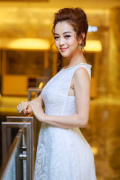Sau mot khong noi y, Jennifer Pham tiep tuc mac hut mat - Anh 1