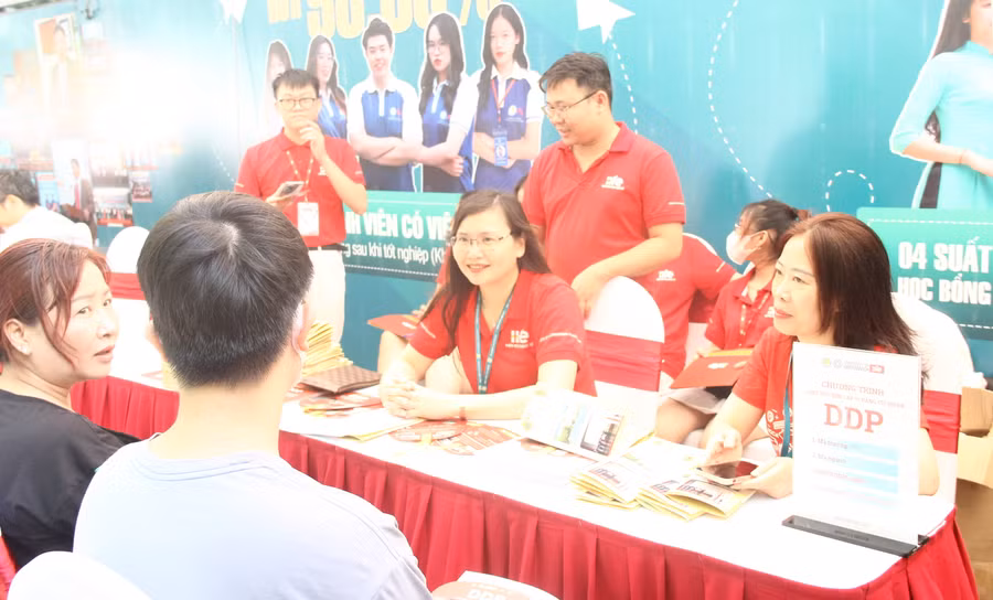 TS Trịnh Thanh Huyền tư vấn tuyển sinh tại Ngày hội "Lựa chọn nguyện vọng xét tuyển".