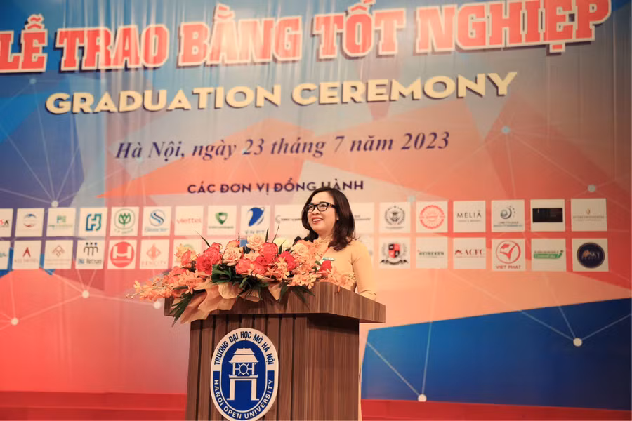 PGS.TS Nguyễn Thị Nhung - Hiệu trưởng Trường ĐH Mở Hà Nội phát biểu tại buổi lễ. PGS.TS Nguyễn Thị Nhung - Hiệu trưởng Trường ĐH Mở Hà Nội phát biểu tại buổi lễ.