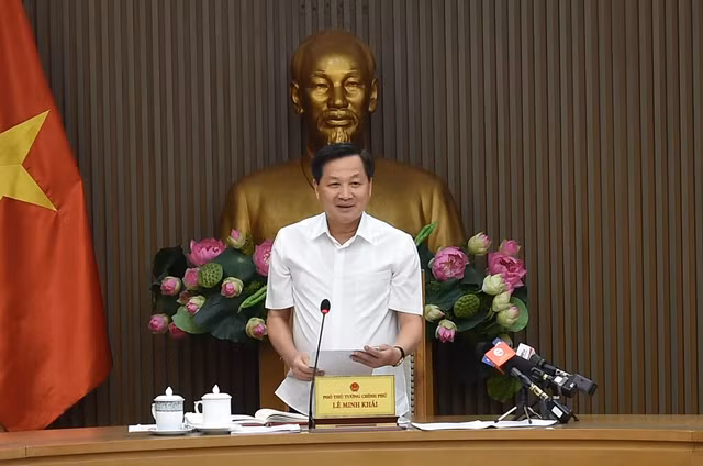 Phó Thủ tướng Lê Minh Khái yêu cầu nghiên cứu kỹ quy định của pháp luật về giá để quản lý giá phù hợp với tình hình thực tế, đảm bảo mọi học sinh được tiếp cận sách giáo khoa với giá hợp lý. Ảnh VGP/Quang Thương