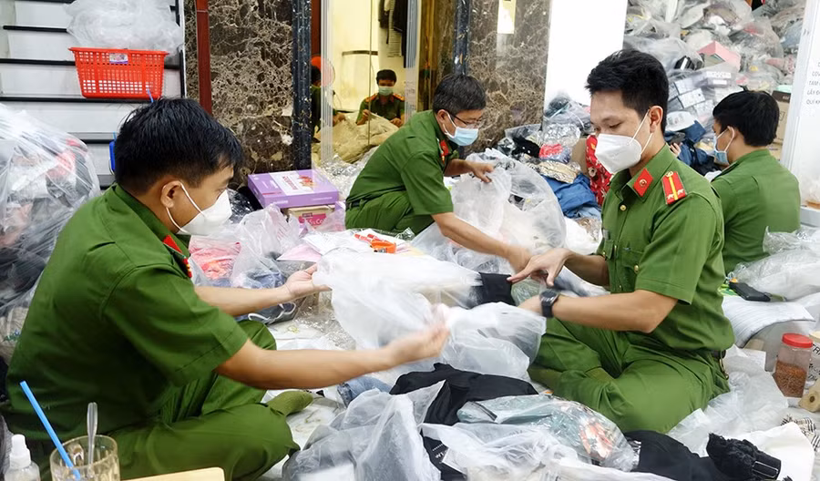 Lực lượng chức năng tiến hành kiểm đếm số hàng hoá nhập lậu. Ảnh: Công an An Giang.