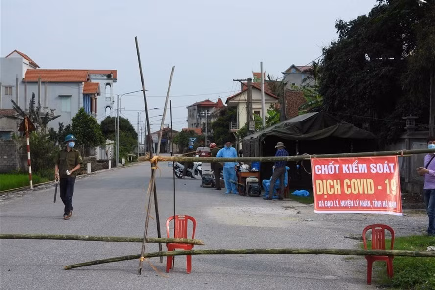 Các ngả đường dẫn vào thôn Quan Nhân đã được rào chắn lại. Ảnh: Báo Lao động