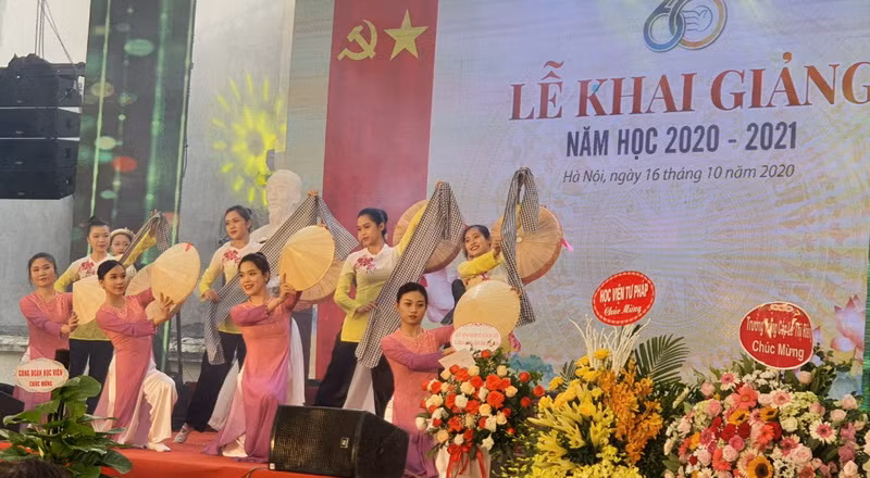 Văn nghệ chào mừng