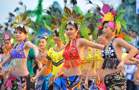 Đây sẽ là Carnaval rực rỡ sắc màu do những người mẫu đảm trách vũ hội hóa trang. Đây sẽ là Carnaval rực rỡ sắc màu do những người mẫu đảm trách vũ hội hóa trang.