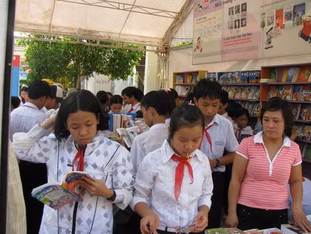 Nhiều bậc phụ huynh cũng hăng hái tham gia ngày hội và chọn những loại sách phù hợp với lứa tuổi cho con mình Nhiều bậc phụ huynh cũng hăng hái tham gia ngày hội và chọn những loại sách phù hợp với lứa tuổi cho con mình