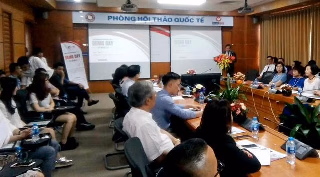 Các tác giả và chuyên gia tại buổi thuyết trình