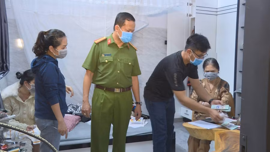 Các đối tượng trong đường dây số đề bị Công an bắt quả tang.