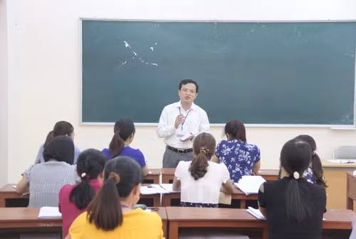 Ông Mai Văn Trinh trao đổi với các cán bộ chấm thi của tỉnh Bắc Kạn