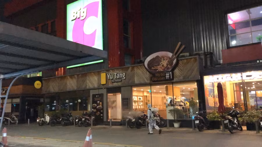 Tối 24/5, BigC tiến hành phun khử khuẩn toàn bộ TTTM.
