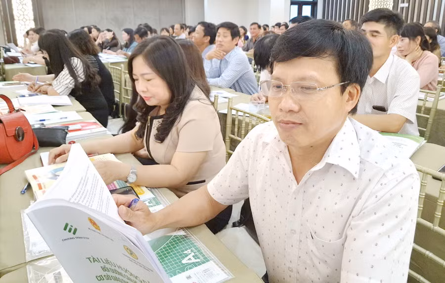 Thầy Nguyễn Trọng Ngoạn (ngoài cùng) tham gia tập huấn, bồi dưỡng mô – đun 3 về quản trị tài chính theo hướng tăng cường tự chủ và trách nhiệm giải trình (năm 2020)