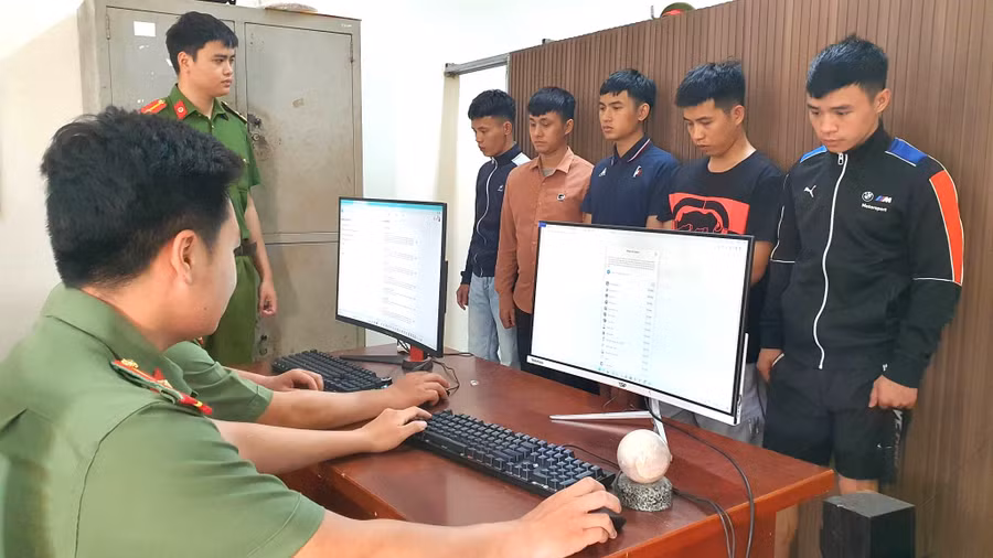 Cơ quan Công an đấu tranh với nhóm đối tượng lừa đảo (ảnh: SĐ). Cơ quan Công an đấu tranh với nhóm đối tượng lừa đảo (ảnh: SĐ).