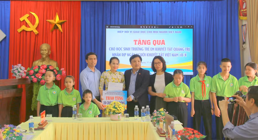 Lãnh đạo Vụ GDTH chuyển quà của Thứ trưởng Ngô Thị Minh động viên các học sinh tại Trường trẻ em khuyết tật tỉnh Quảng Trị.