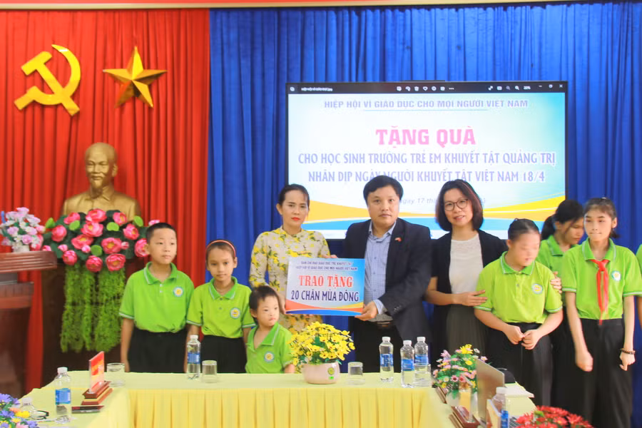 Ban chỉ đạo kêu gọi các đơn vị tặng quà đến học sinh.
