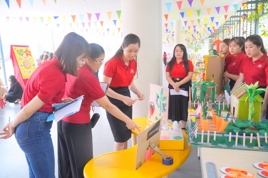 Ngày hội STEM là dịp để tăng cường phong trào nghiên cứu, sáng tạo trong dạy học. Ngày hội STEM là dịp để tăng cường phong trào nghiên cứu, sáng tạo trong dạy học.