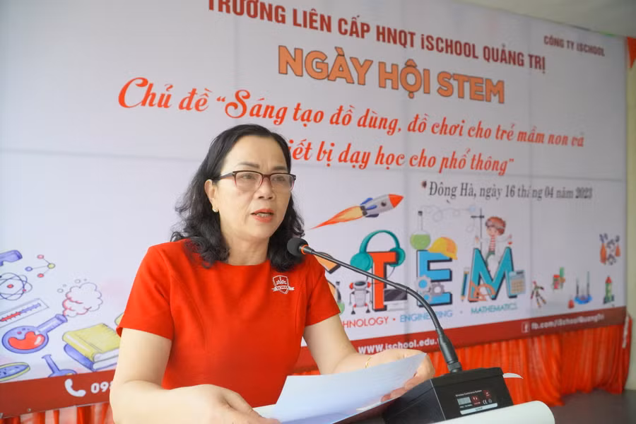 Thạc sĩ Trần Thị Ngọ - Hiệu trưởng iSchool Quảng Trị phát biểu đánh giá hội thi. Thạc sĩ Trần Thị Ngọ - Hiệu trưởng iSchool Quảng Trị phát biểu đánh giá hội thi.