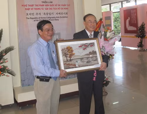 Thư pháp Hàn Quốc về thơ của Chủ tịch Hồ Chí Minh ảnh 4 Choi Chang Joon (ben phai) nhan qua luu niem cua Pho Chu tich UBND tinh TT-Hue