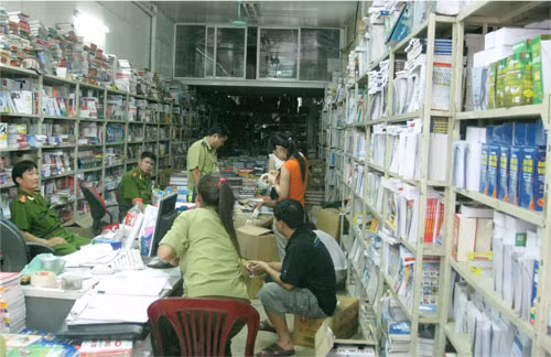 Lực lượng chức năng kiểm tra tại cửa hàng sách số 808 đường Láng sdf