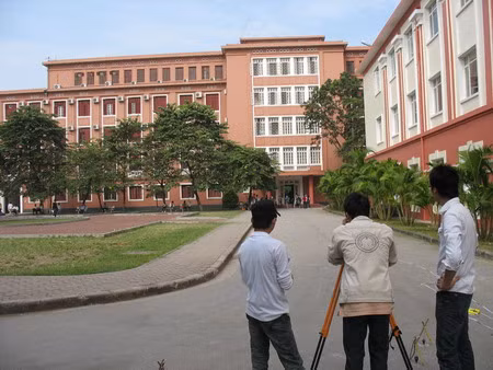 SV ĐH Thuỷ Lợi thực hành trên các thiết bị hiện đại SV thực hành tại trường