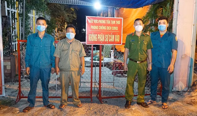Lực lượng chức năng triển khai chốt phong tỏa ở khối phố 2A, phường Điện Nam Bắc tại khu vực nhà bệnh nhân M. Ảnh: Công an Quảng Nam.