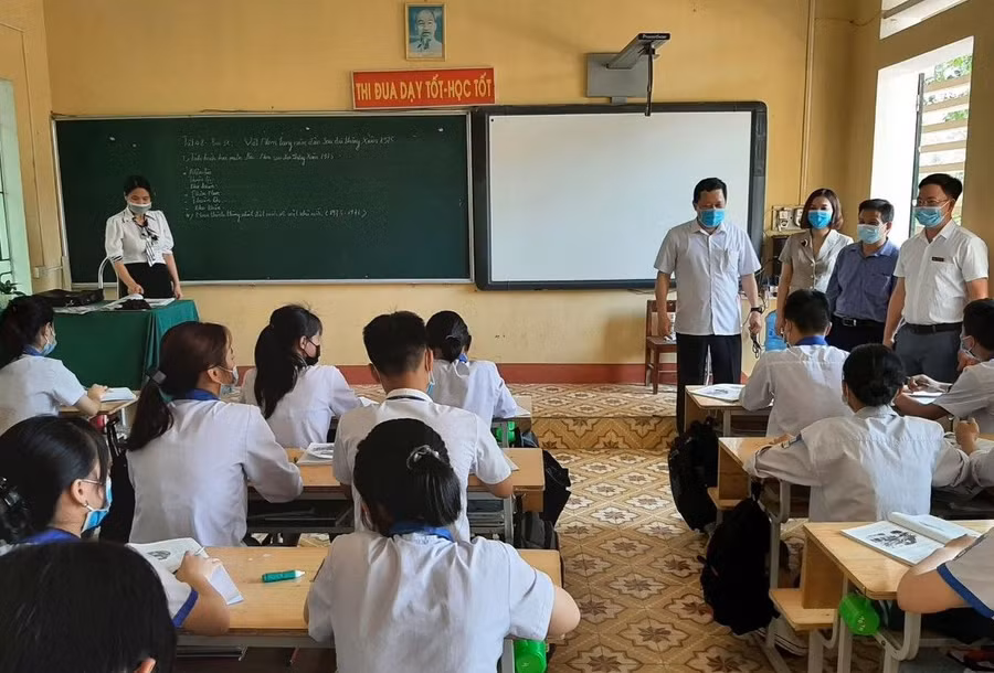 GIám đốc Sở GD&amp;ĐT Vương Văn Bằng kiểm tra phòng chống dịch trong trường học tại Tp Yên Bái