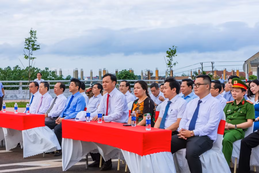 Các đại biểu dự lễ khánh thành công trình. (Ảnh: TT)