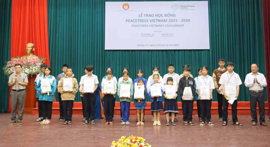 Lãnh đạo Hội Cựu binh tỉnh Quảng Trị tặng học bổng cho học sinh. Lãnh đạo Hội Cựu binh tỉnh Quảng Trị tặng học bổng cho học sinh.