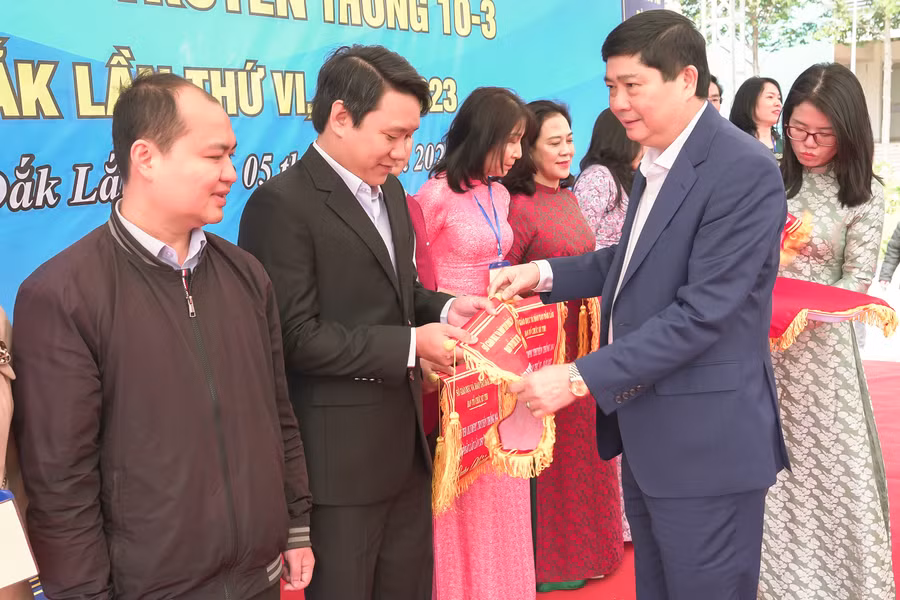 Ông Phạm Đăng Khoa chúc mừng các đơn vị tham gia Kỳ thi. Ông Phạm Đăng Khoa chúc mừng các đơn vị tham gia Kỳ thi.