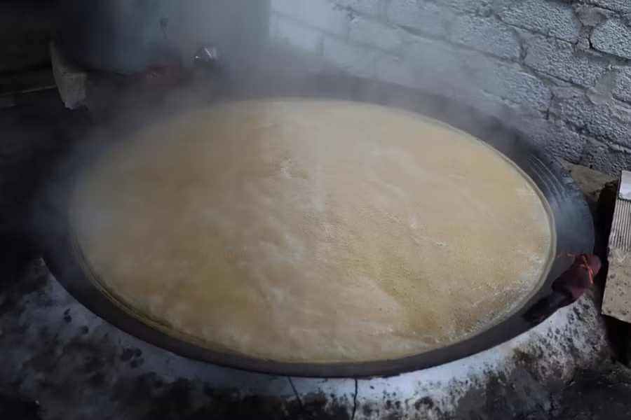Nước mía được cho vào chiếc nồi lớn và nấu liên tục trong vòng khoảng 6h. Đây cũng là công đoạn đòi hỏi nhiều kỹ thuật, người thợ luôn luôn túc trực vừa khuấy và canh lửa.