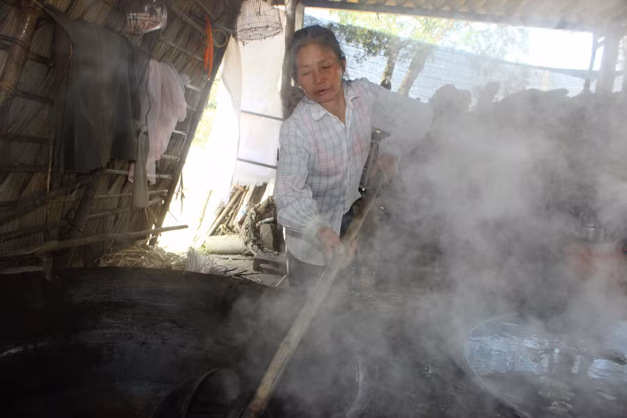 Trong thời gian, nấu mật, người thợ vừa phải đảo liên tục vừa dùng những chiếc vợt có lưới bằng vải màn để vớt bọt và tạp chất cho đến hết.
