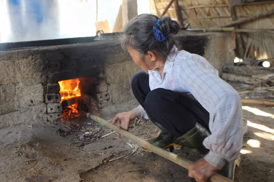 Nấu mật mía quan trọng nhất là giữ lửa trong lò luôn ổn định. Nếu lửa quá to, tay đảo không đều mật dễ bị cháy. Nếu lửa quá nhỏ thì công đoạn keo mật sẽ rất lâu. Công đoạn keo mật là công phu và mất thời gian và công sức nhất.