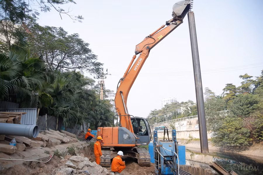 Các máy xúc được huy động để ép cọc chống sạt lở, sau đó nhà thầu sẽ chôn ống thu gom nước thải và thi công trải bê tông, làm hố ga.