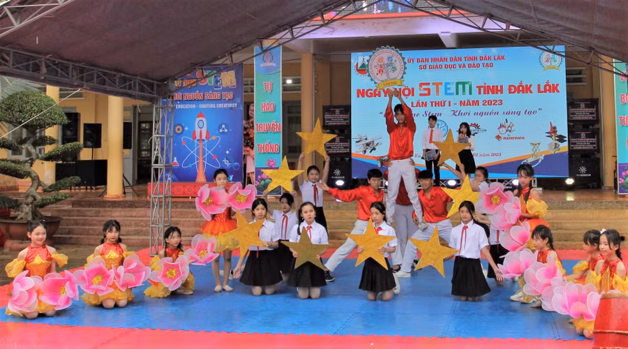 Tiết mục văn nghệ chào mừng Ngày hội.