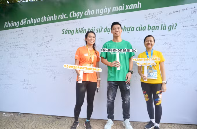 Doanh nhân Trần Uyên Phương cùng cầu thủ Bùi Tiến Dũng ghi thông điệp cho chương trình.