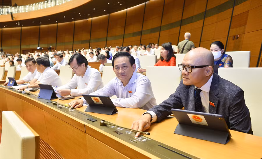 Đoàn đại biểu Quốc hội tỉnh Trà Vinh bấm nút biểu quyết thông qua Nghị quyết về thí điểm một số cơ chế, chính sách đặc thù phát triển tỉnh Khánh Hòa