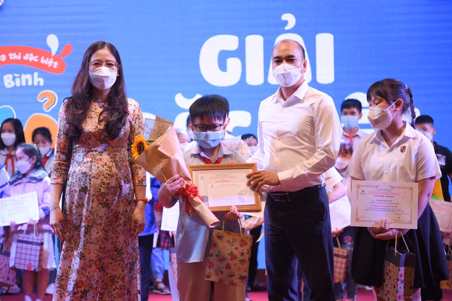 2 Giải Nhất: Nguyễn Hải Đăng, lớp 5, trường Tiểu học Lê Văn Tám và Bùi Hoàng Ngọc Lan, lớp 5, trường Tiểu học Yên Lạc.