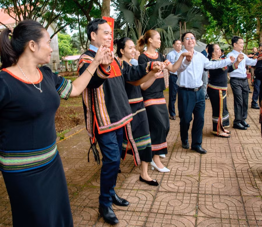 Phó Thủ tướng Trần Lưu Quang và Bí thư Tỉnh ủy Đắk Lắk Nguyễn Đình Trung, cùng lãnh đạo địa phương giao lưu văn hóa, văn nghệ với Nhân dân phường An Lạc. (Ảnh: TT) Phó Thủ tướng Trần Lưu Quang và Bí thư Tỉnh ủy Đắk Lắk Nguyễn Đình Trung, cùng lãnh đạo địa phương giao lưu văn hóa, văn nghệ với Nhân dân phường An Lạc. (Ảnh: TT)