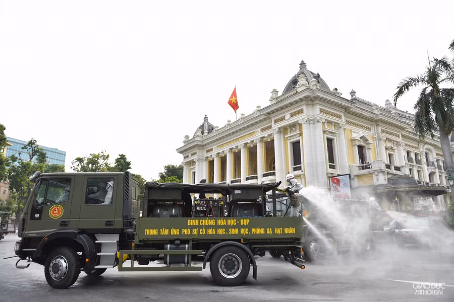 Chùm ảnh xe đặc chủng phun khử khuẩn tại nhiều tuyến phố Hà Nội ảnh 12