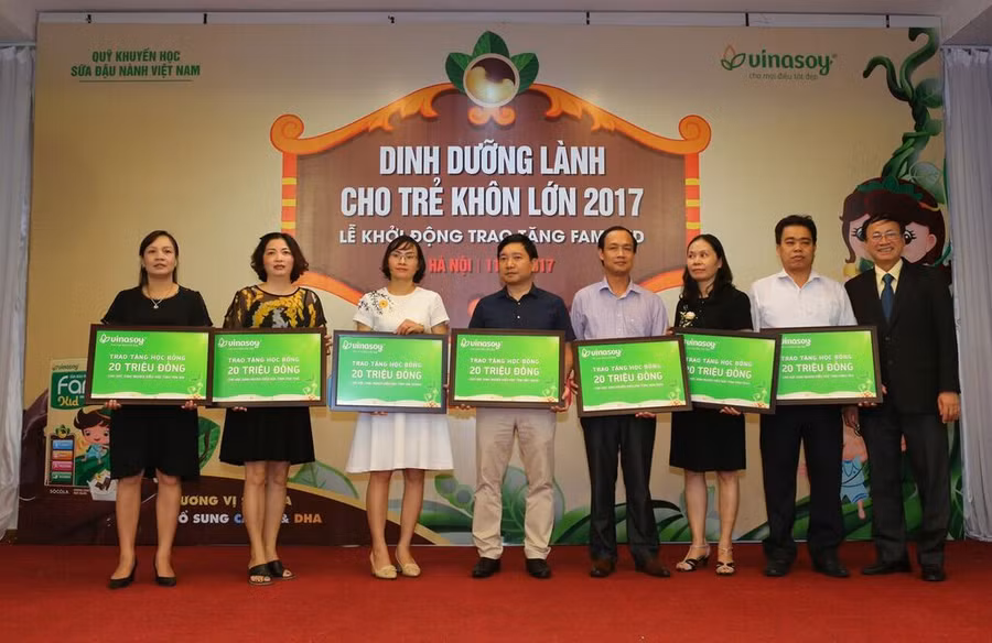 Đại diện các địa phương nhận quà của chương trình