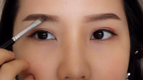 6 cach trang diem cho doi mat to tron nang nao cung nen biet - Anh 4