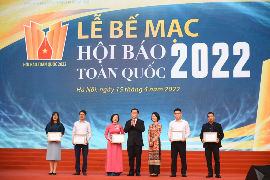 Các đơn vị báo chí nhận Giải A ở các thể loại Giải bìa báo Tết ấn tượng, Giao diện báo điện tử ấn tượng, Chương trình truyền hình Tết ấn tượng....