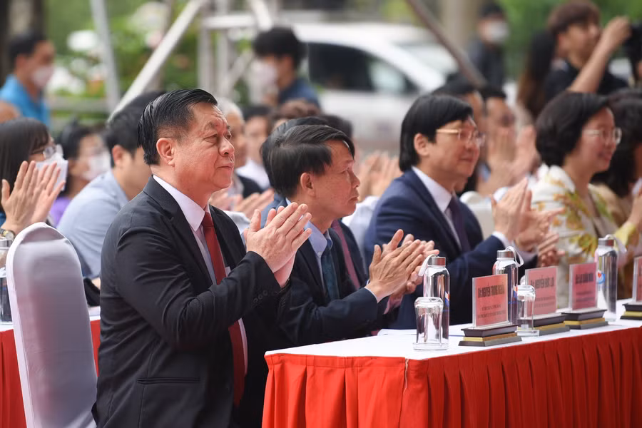 Cùng các nhà báo lão thành, lãnh đạo Hội Nhà báo Việt Nam, lãnh đạo Hội nhà báo các cấp, đại diện các cơ quan báo chí..