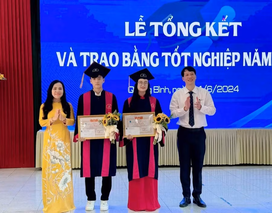 Khen thưởng cho sinh viên người dân tộc thiểu số có thành tích học tập tốt.
