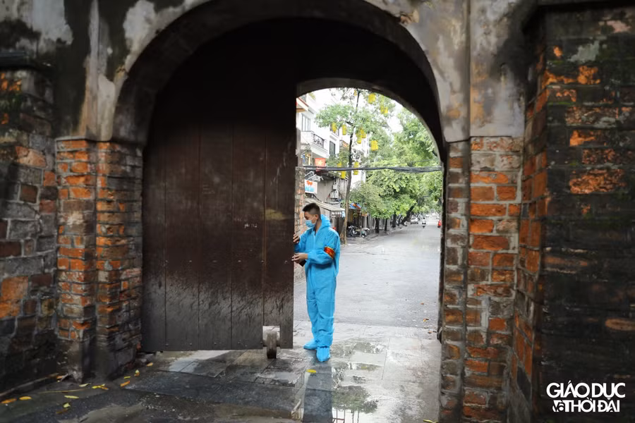 Đúng 6h, lực lượng dân phòng phường mở cửa cho xe cộ đi lại giữa 2 tuyến phố Ô Quan Chưởng và Hàng Chiếu.