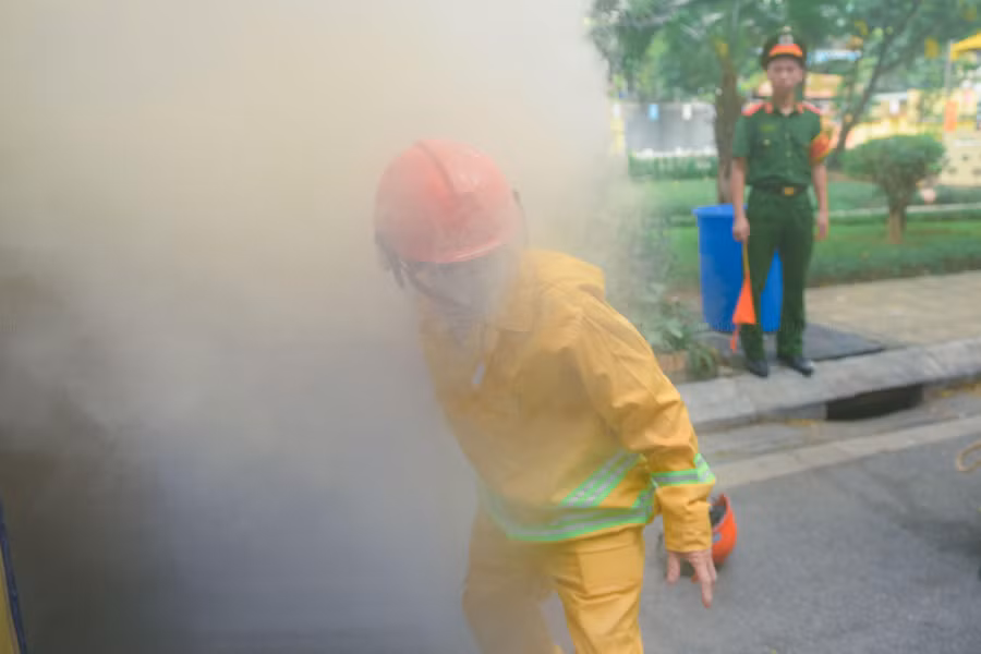 Các đội thi phá khóa, giải cứu người bị nạn trong môi trường khói.